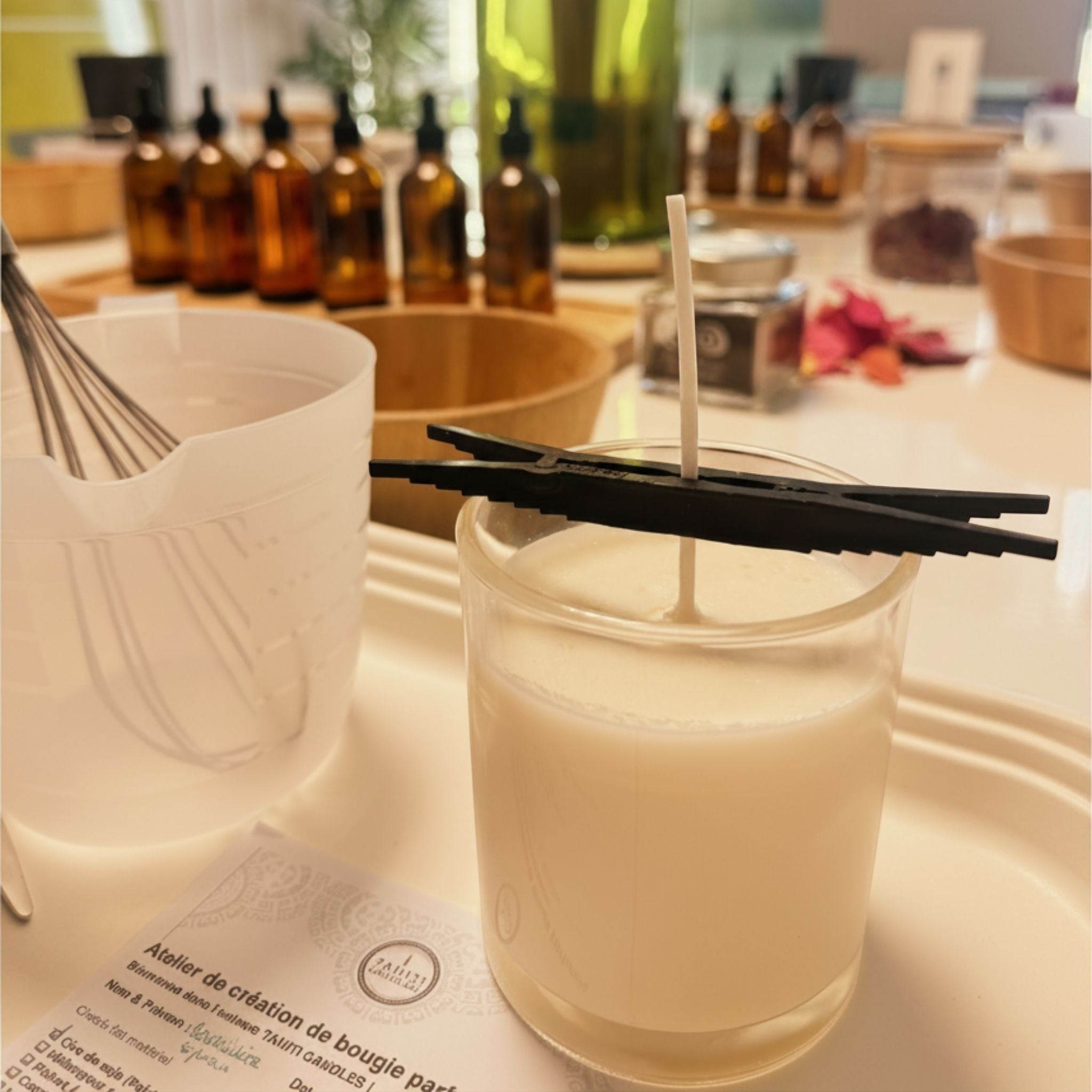 Atelier créatif Tahiti Candles pour confectionner une bougie artisanale en cire de soja avec mèche en coton