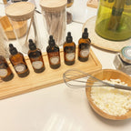 Atelier créatif Tahiti Candles avec huiles parfumées, cire de soja naturelle et fouet pour fabriquer des bougies