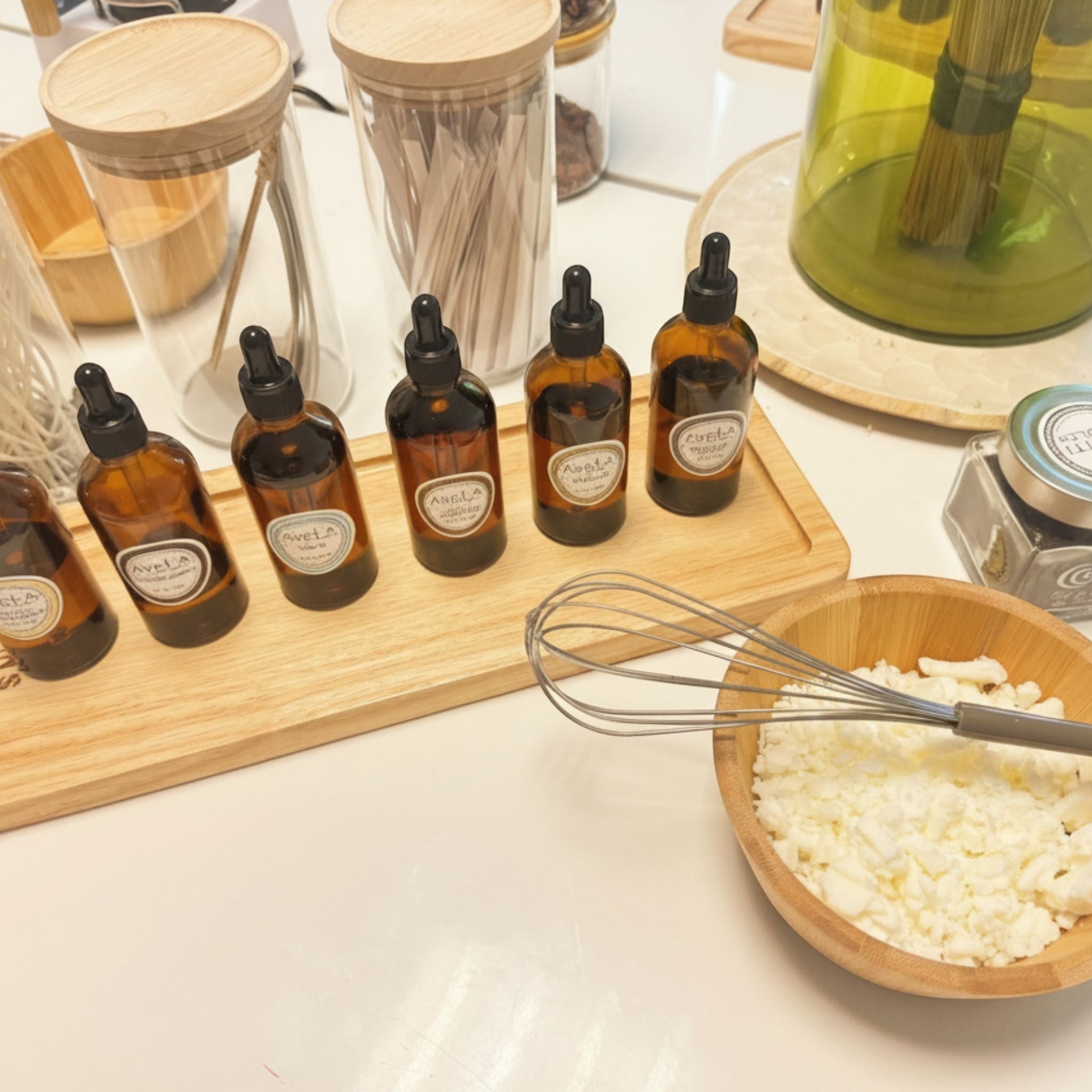Atelier créatif Tahiti Candles avec huiles parfumées, cire de soja naturelle et fouet pour fabriquer des bougies