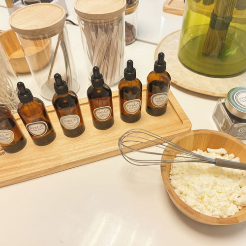 Atelier créatif Tahiti Candles avec huiles parfumées, cire de soja naturelle et fouet pour fabriquer des bougies