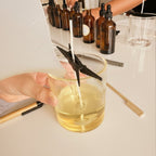 Atelier créatif Tahiti Candles pour verser de la cire de soja fondue dans un verre avec une mèche en coton