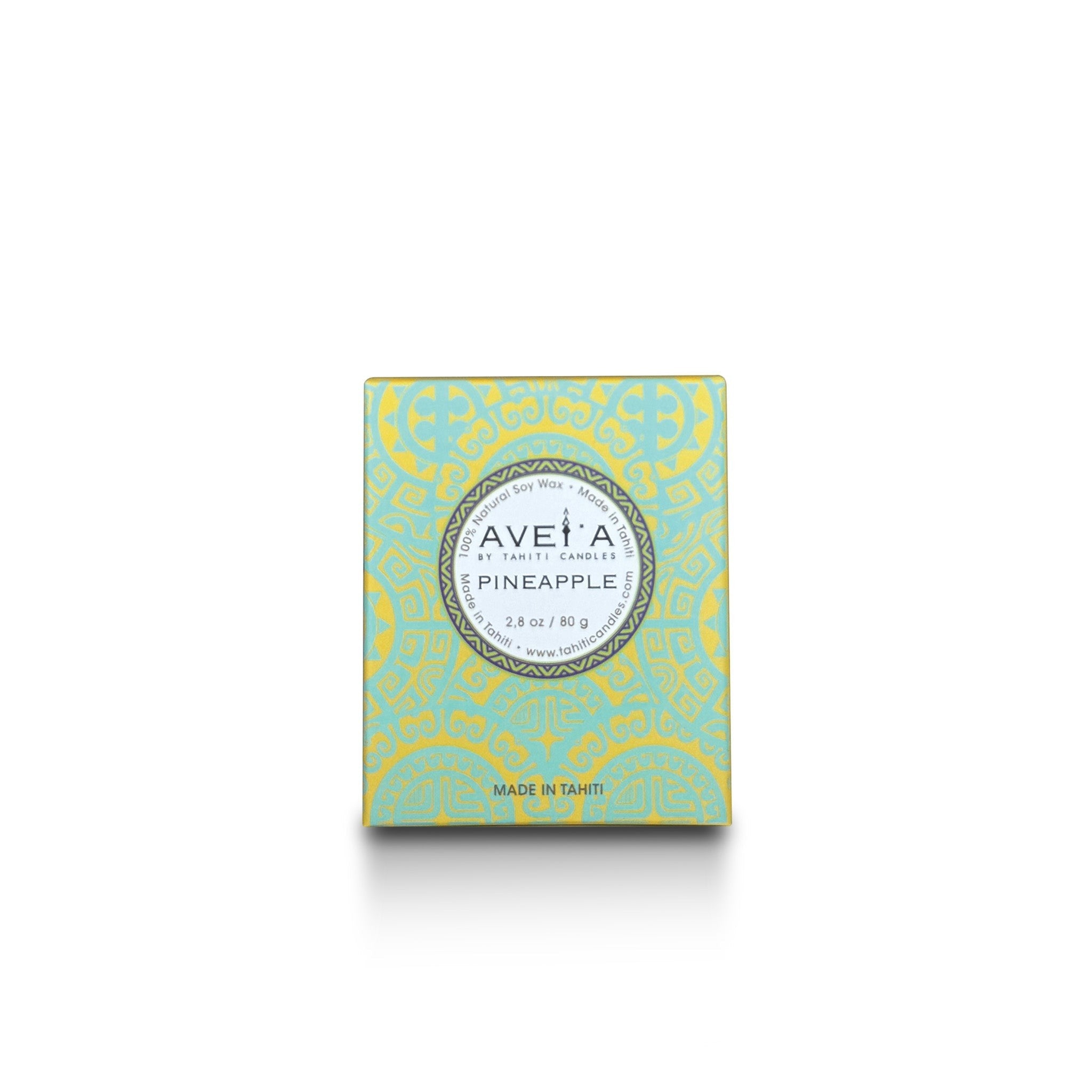 Bougie parfumée Tahiti Candles Pineapple 80g dans son emballage cartonné aux motifs polynésiens turquoise et jaune.