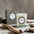 Bougie parfumée Tahiti Candles au bois de santal dans un pot en verre avec sa boîte décorée de motifs polynésiens
