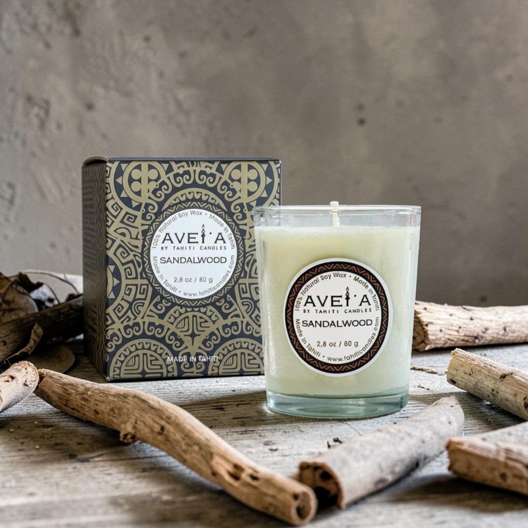 Bougie parfumée Tahiti Candles au bois de santal dans un pot en verre avec sa boîte décorée de motifs polynésiens