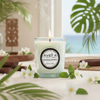 Bougie parfumée Tahiti Candles au bois de santal dans un pot en verre, posée sur une table avec des fleurs blanches