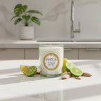 Bougie parfumée Tahiti Candles Citrus Cedar 80g dans un pot en verre avec des citrons verts et du bois de cèdre