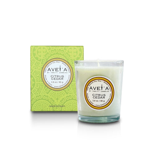 Bougie parfumée Tahiti Candles Citrus Cedar 80g en pot de verre avec sa boîte décorée de motifs polynésiens verts.