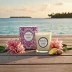 Bougie parfumée Tahiti Candles Ginger Flower 80g en cire naturelle avec fleurs de gingembre sur une terrasse en bois