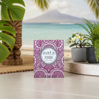 Bougie parfumée Tahiti Candles Ginger Flower 80g dans son emballage décoré de motifs polynésiens violets