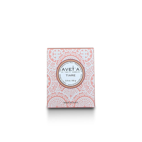 Bougie parfumée Tahiti Candles 80g au parfum de fleur de Tiare dans son emballage décoré de motifs polynésiens roses
