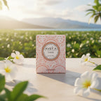 Bougie parfumée Tahiti Candles Fleur de Tiare 80g dans son emballage décoré de motifs polynésiens roses et blancs