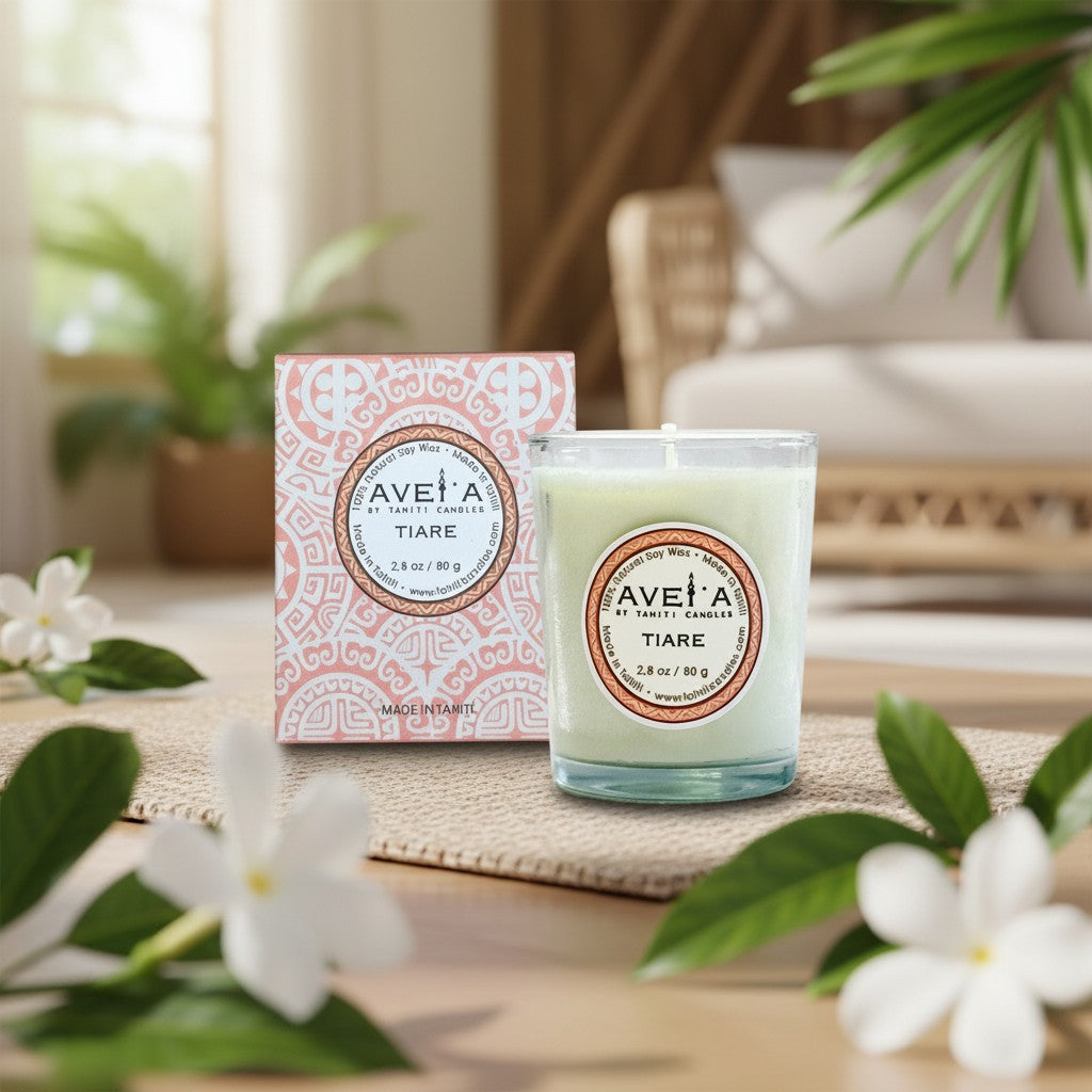Bougie parfumée Tahiti Candles Fleur de Tiare 80g dans son verre avec boîte décorative aux motifs polynésiens
