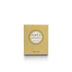 Boîte de bougie Tahiti Candles Frangipani 80g avec motif jaune et blanc inspiré des îles polynésiennes
