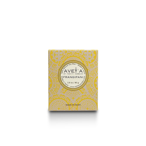 Boîte de bougie Tahiti Candles Frangipani 80g avec motif jaune et blanc inspiré des îles polynésiennes
