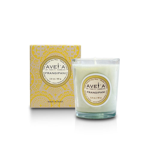 Bougie parfumée Tahiti Candles Frangipani 80g en cire végétale dans un pot en verre avec sa boîte jaune décorée