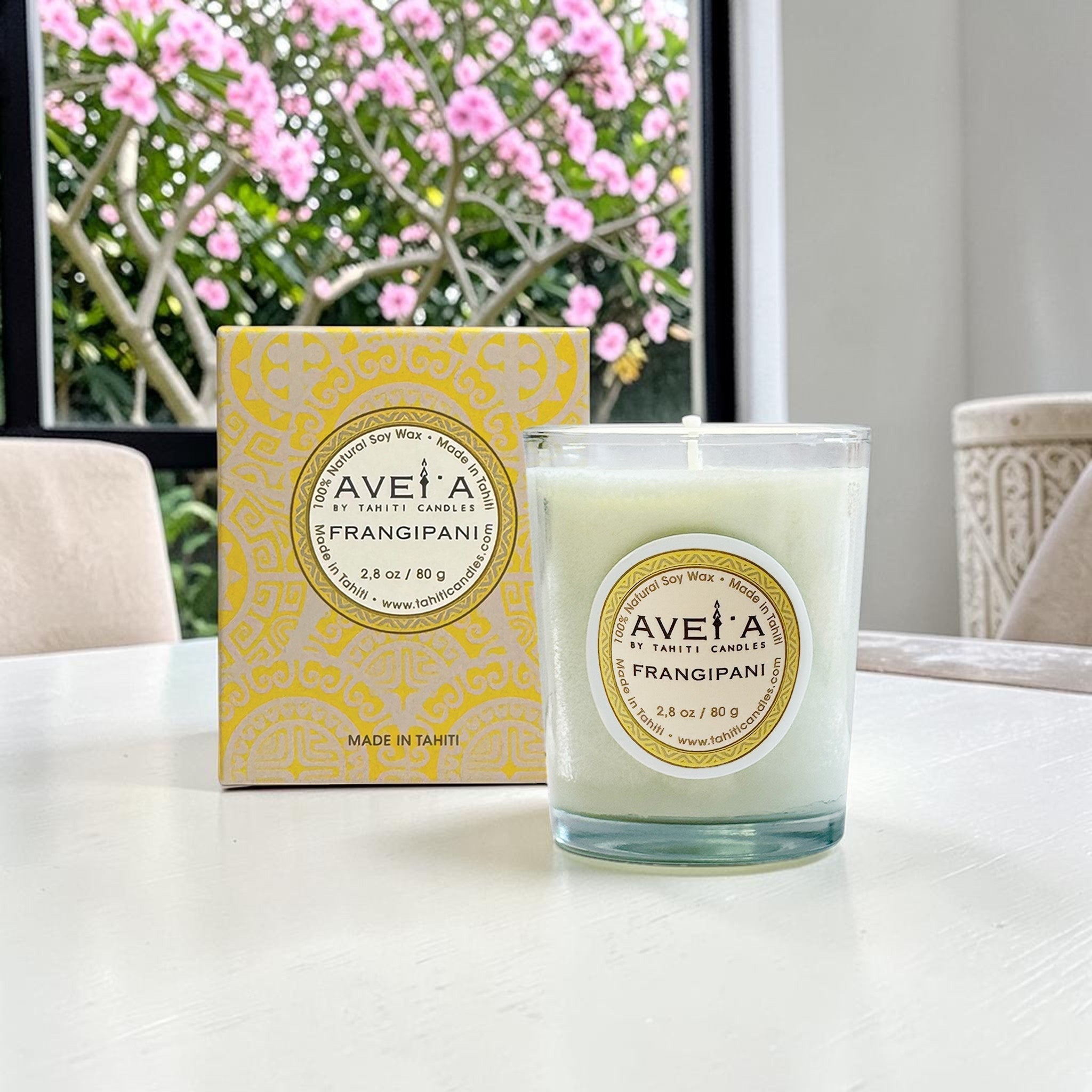 Bougie parfumée Tahiti Candles Frangipani 80g en pot de verre avec sa boîte jaune à motifs artisanale
