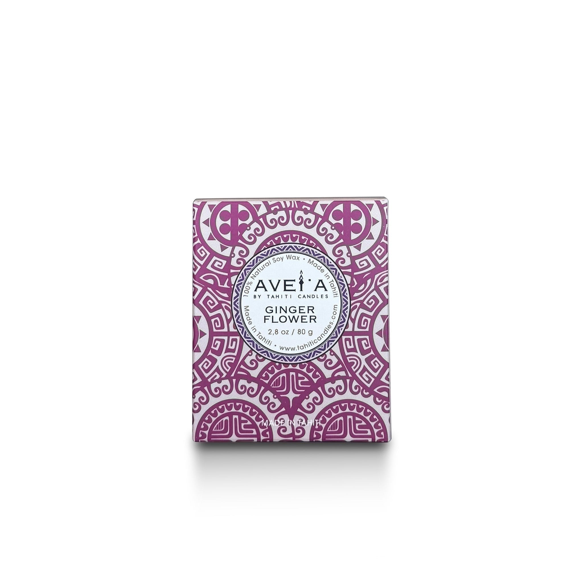 Bougie parfumée Tahiti Candles Ginger Flower 80g dans son emballage violet décoré de motifs polynésiens traditionnels