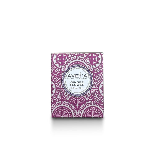 Bougie parfumée Tahiti Candles Ginger Flower 80g dans son emballage violet décoré de motifs polynésiens traditionnels