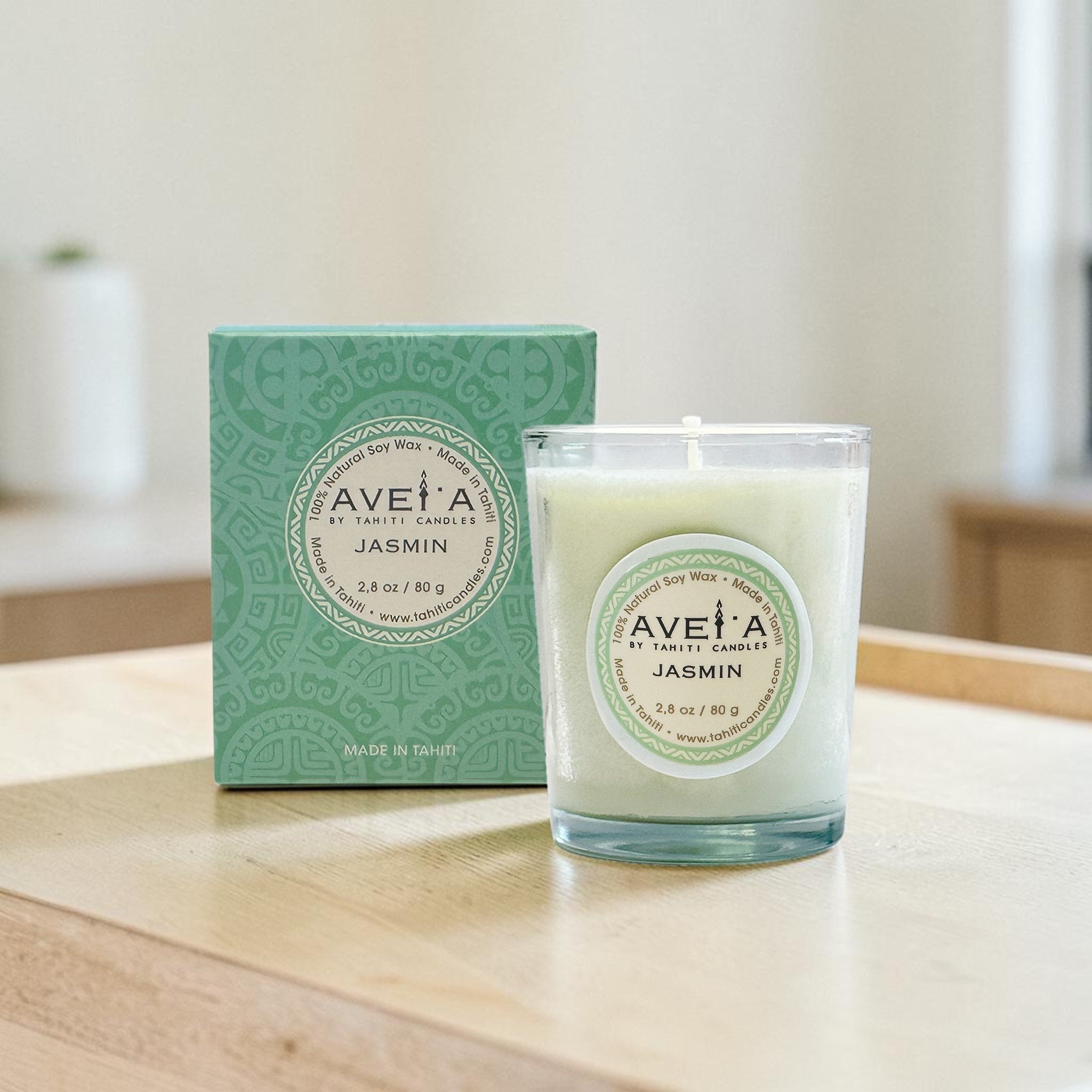 Bougie parfumée Tahiti Candles au jasmin dans un pot en verre avec sa boîte décorative verte aux motifs polynésiens