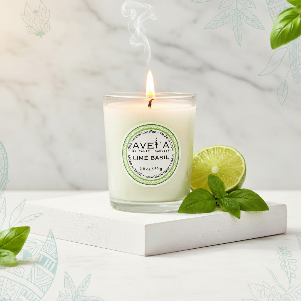 Bougie parfumée Tahiti Candles Lime Basil en pot de verre avec citron vert et basilic frais sur socle blanc