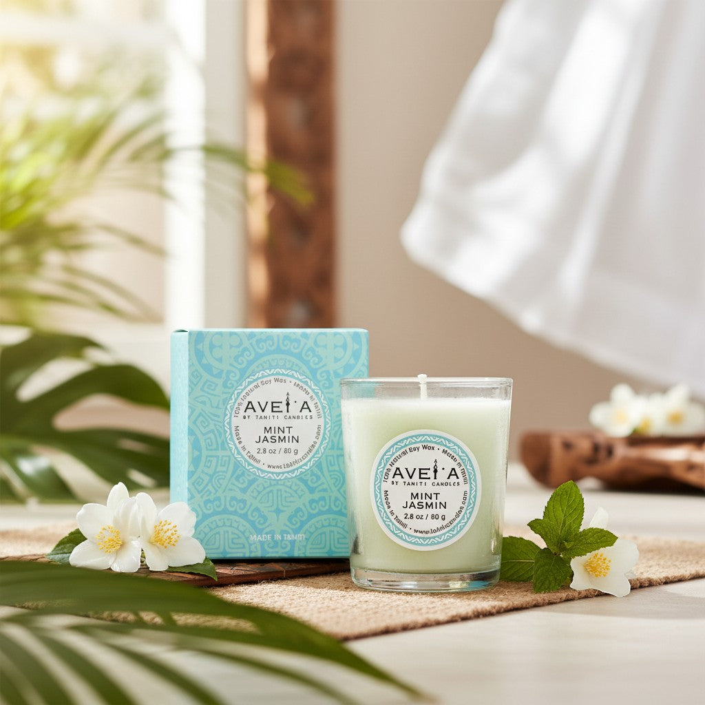 Bougie parfumée Tahiti Candles Mint Jasmin 80g dans un pot en verre avec sa boîte décorée, ambiance tropicale