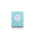 Bougie parfumée Tahiti Candles Mint Jasmin 80g dans son emballage bleu clair orné de motifs polynésiens traditionnels