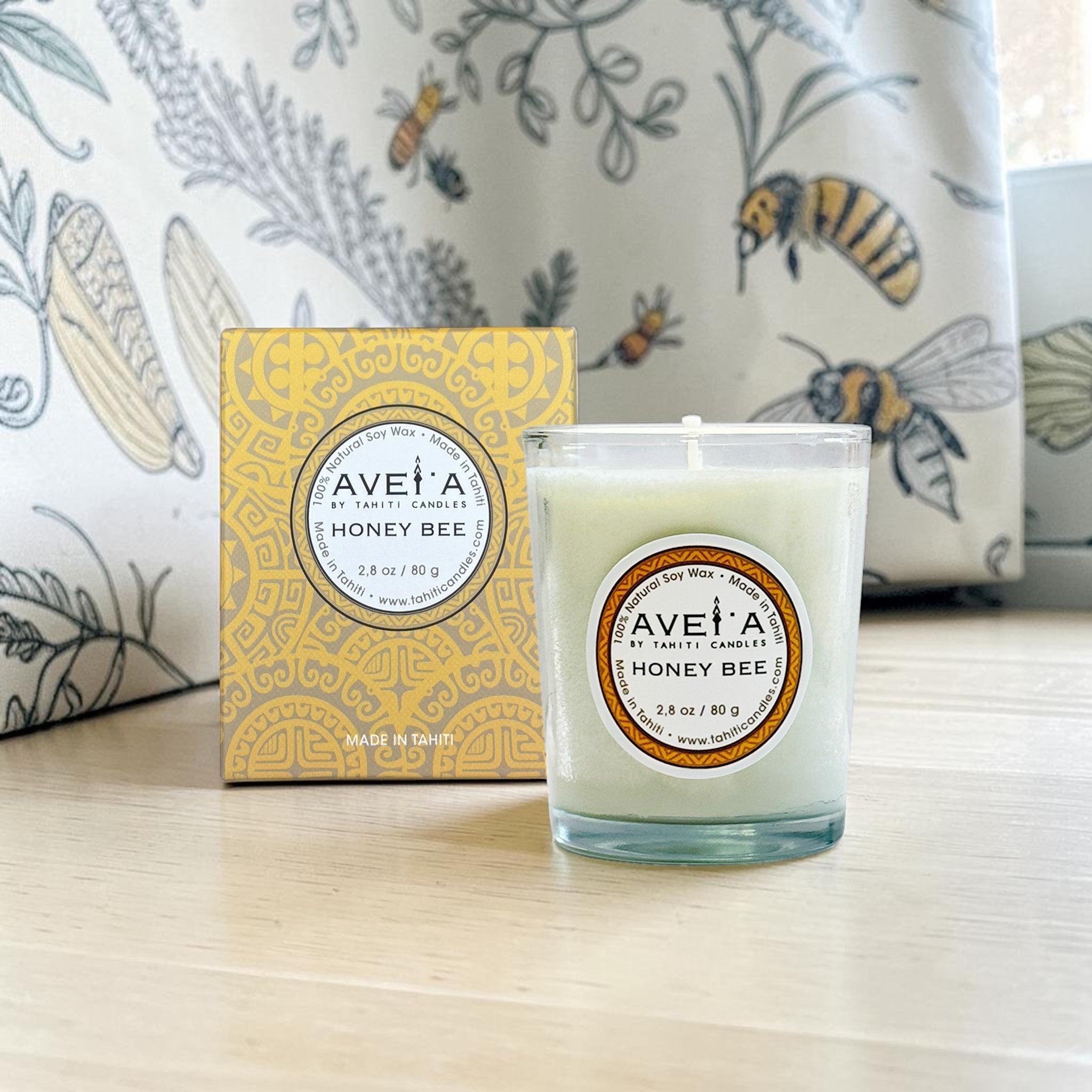 Bougie parfumée artisanale Honey Bee Tahiti Candles en pot de verre avec son emballage décoratif doré