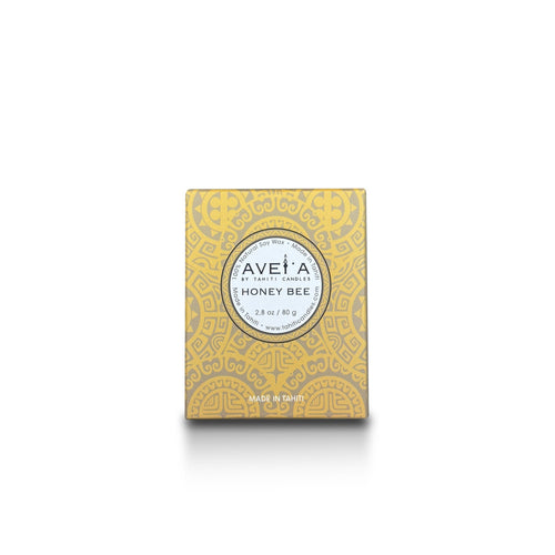 Bougie parfumée Tahiti Candles Honey Bee 80g dans son emballage doré avec motifs polynésiens traditionnels.