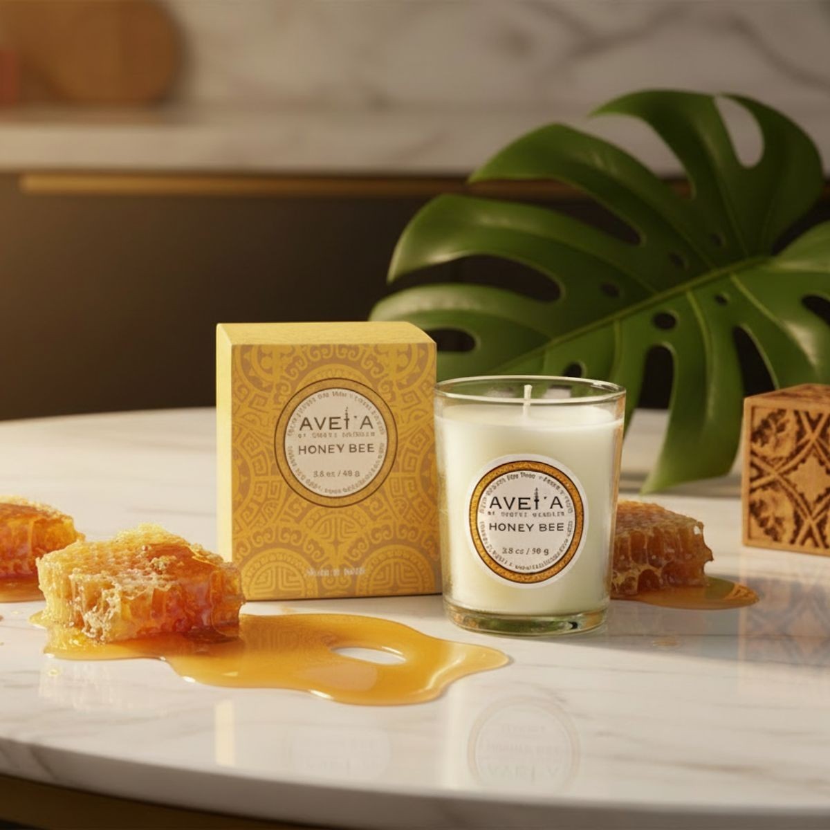 Bougie parfumée Tahiti Candles Honey Bee en pot de verre avec cire végétale, alvéoles de miel et feuille tropicale