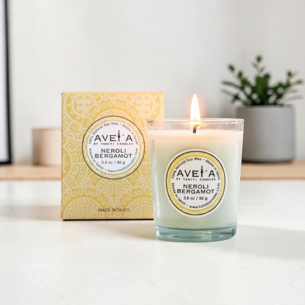 Bougie parfumée Tahiti Candles Neroli Bergamot 80g en pot de verre avec boîte décorative jaune à motifs polynésiens
