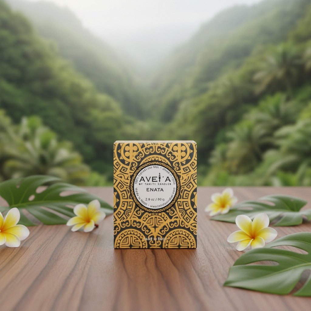 Bougie parfumée Tahiti Candles Enata 80g avec motifs polynésiens, cire naturelle, posée sur une table en bois.