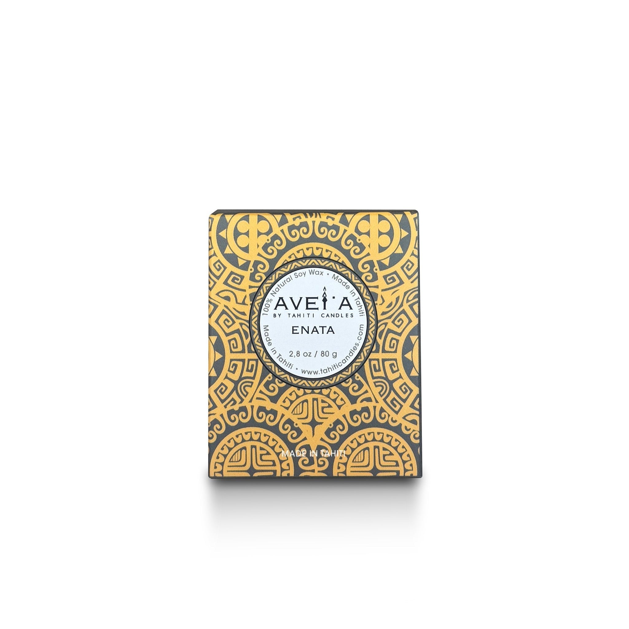 Bougie parfumée Tahiti Candles Enata 80g dans son emballage décoré de motifs polynésiens dorés et noirs