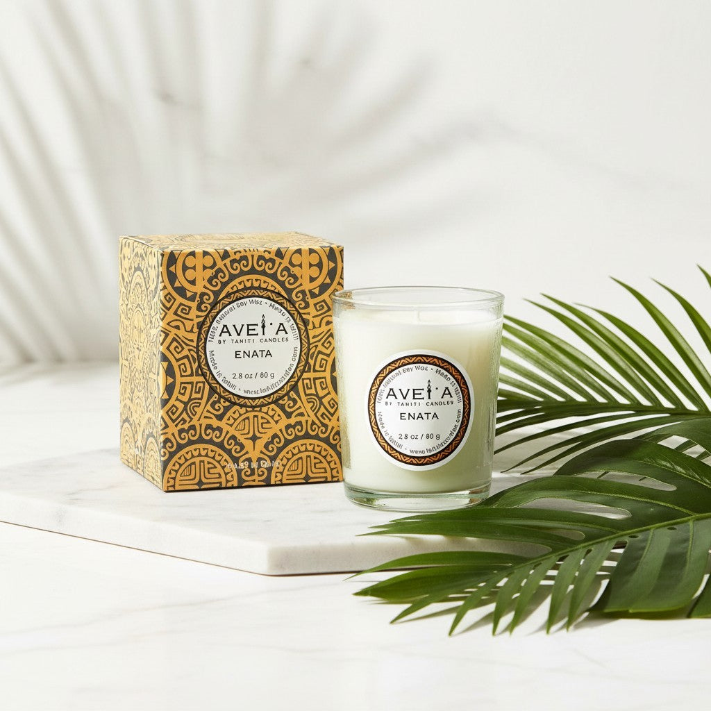 Bougie parfumée Tahiti Candles Enata 80g en cire naturelle avec boîte décorée de motifs polynésiens