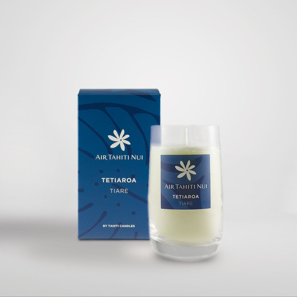 Bougie parfumée Tahiti Candles Air Tahiti Nui Tetiaroa Tiare dans un verre recyclé avec sa boîte bleue assortie