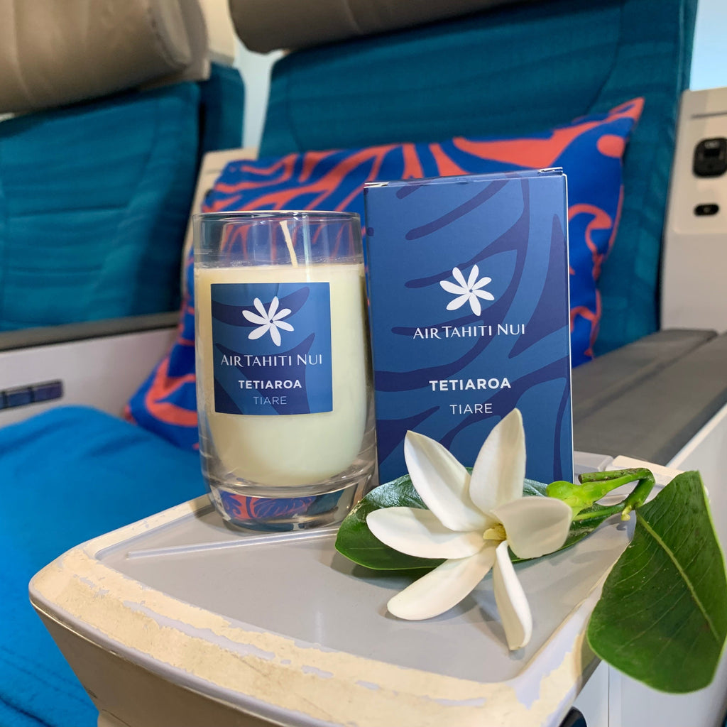 Bougie parfumée Tahiti Candles Air Tahiti Nui Tetiaroa Tiare en verre recyclé avec boîte bleue et fleur de tiaré