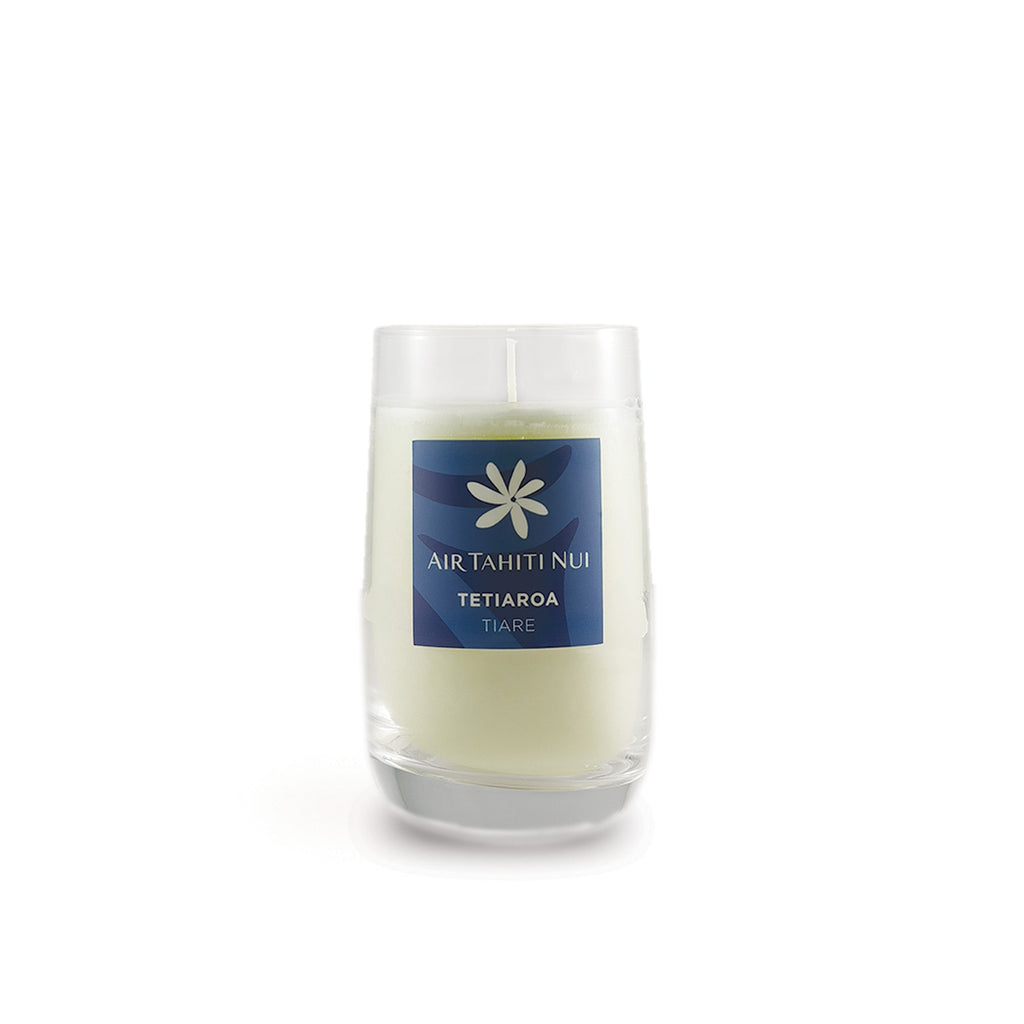 Bougie parfumée Tahiti Candles Air Tahiti Nui en cire végétale dans un verre recyclé avec étiquette bleue Tetiaroa