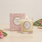 Bougie parfumée Tahiti Candles Rose Sandalwood en cire naturelle dans un verre avec coffret à motifs polynésiens