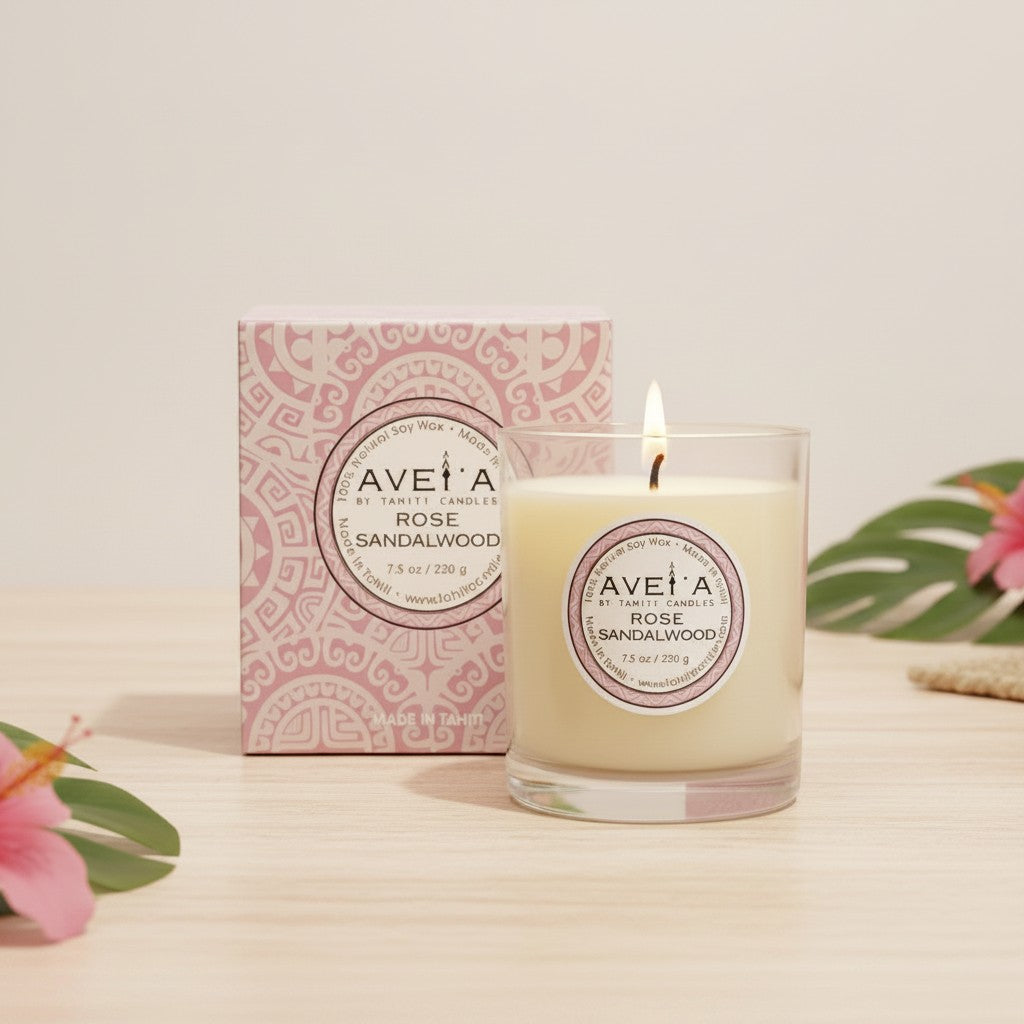 Bougie parfumée Tahiti Candles Rose Sandalwood en cire naturelle dans un verre avec coffret à motifs polynésiens