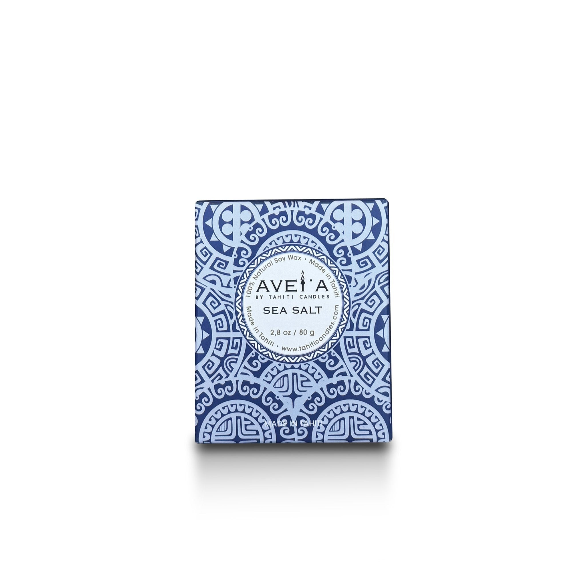 Bougie parfumée Tahiti Candles Sea Salt 80g dans son emballage bleu orné de motifs polynésiens traditionnels
