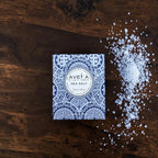 Bougie parfumée Tahiti Candles Sea Salt 80g dans son emballage bleu orné de motifs polynésiens traditionnels
