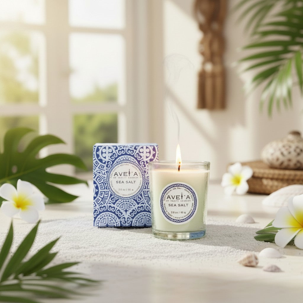 Bougie parfumée Tahiti Candles Sea Salt 80g dans un pot en verre avec son emballage décoré de motifs bleus polynésiens