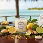 Bougie parfumée Tahiti Candles White Tea Ginger en pot de verre, entourée de gingembre, citrons et limes frais.