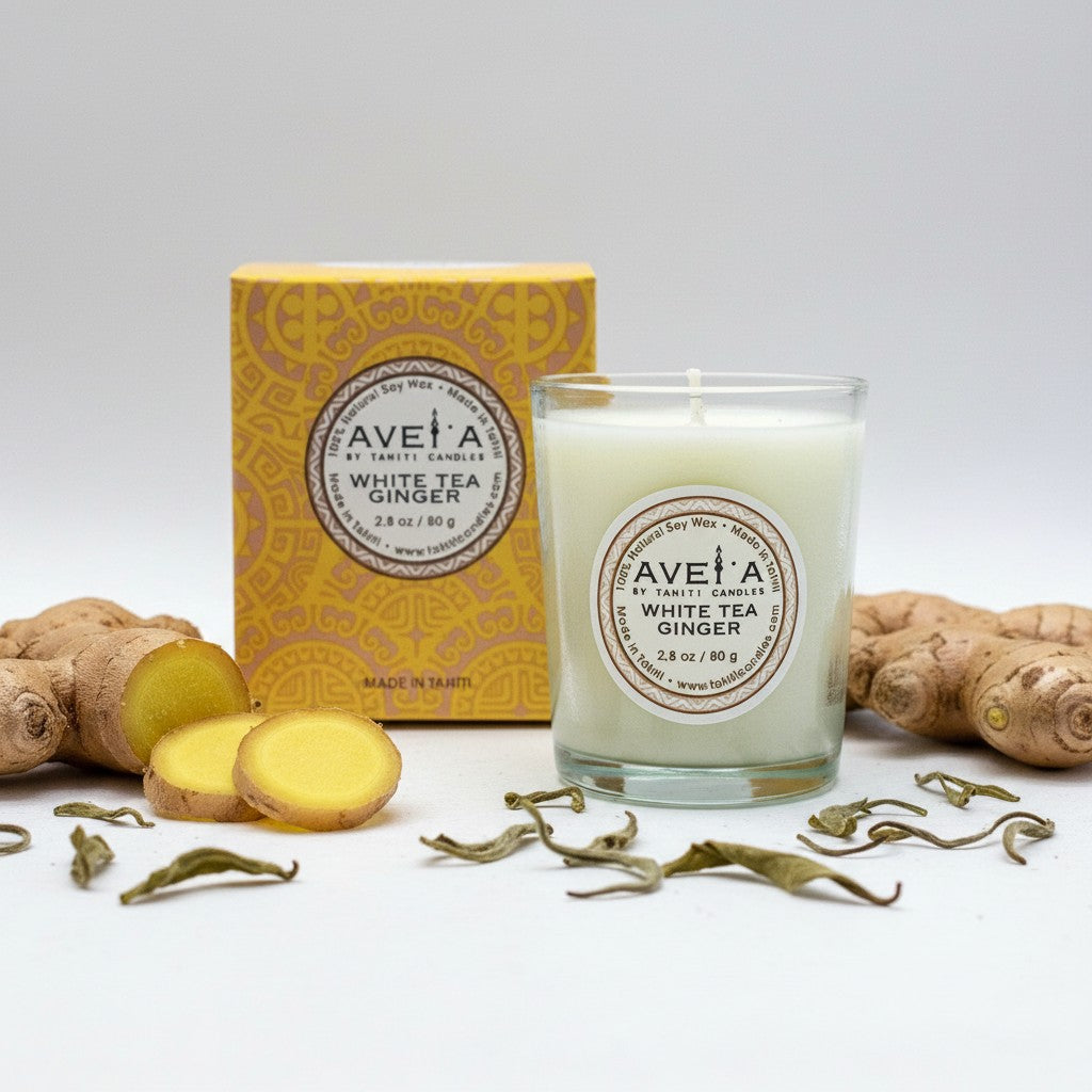 Bougie parfumée Tahiti Candles White Tea Ginger en pot de verre avec boîte jaune décorée et racines de gingembre frais