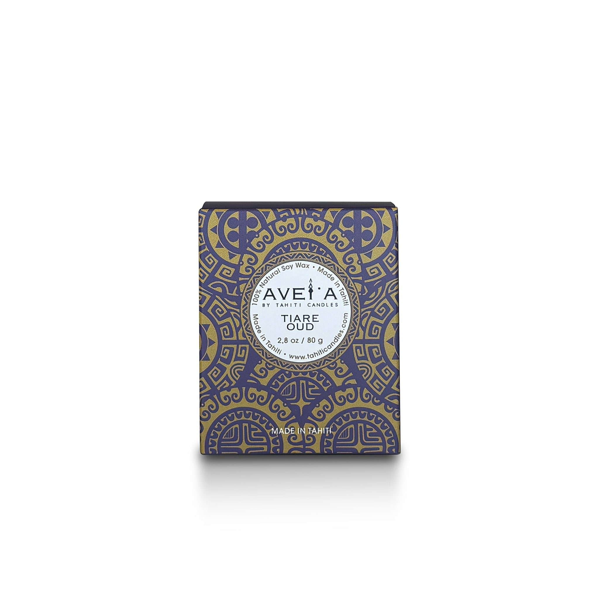 Bougie parfumée Tahiti Candles Tiare Oud 80g dans son emballage bleu et doré aux motifs polynésiens artisanaux