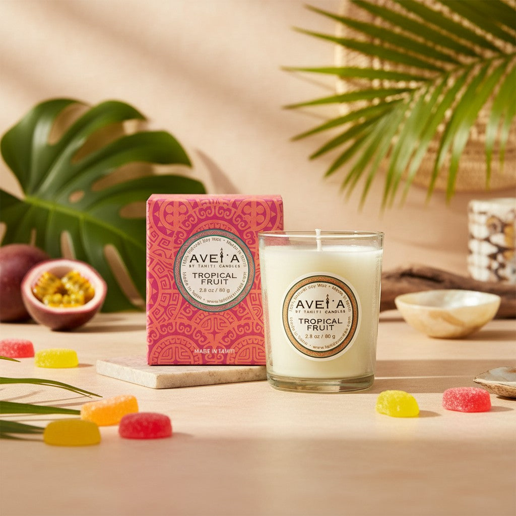 Bougie parfumée Tahiti Candles Tropical Fruit 80g en pot de verre avec emballage rose à motifs polynésiens