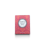 Bougie parfumée Tahiti Candles Tropical Fruit 80g dans son emballage rose décoré de motifs polynésiens traditionnels