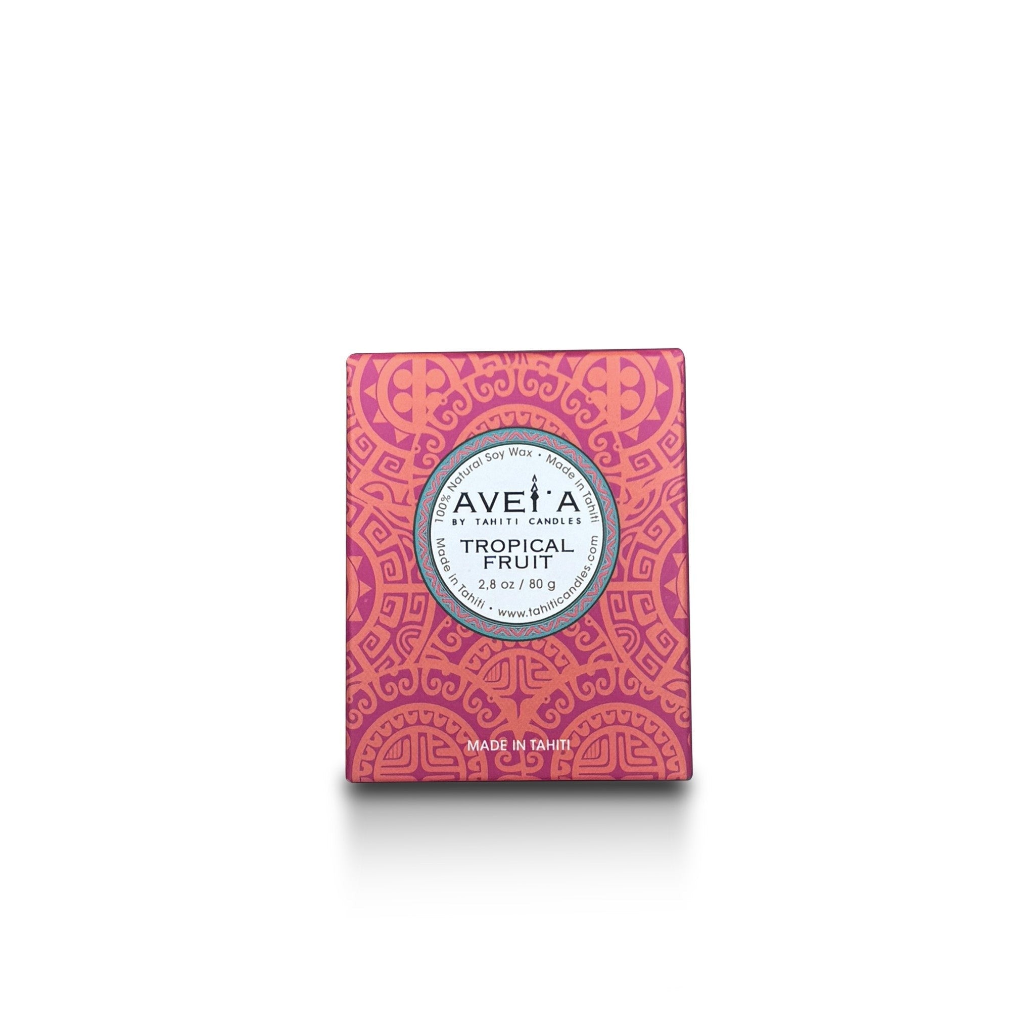 Bougie parfumée Tahiti Candles Tropical Fruit 80g dans son emballage rose décoré de motifs polynésiens traditionnels