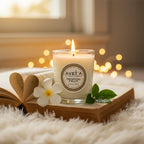 Bougie parfumée Tahiti Candles Tropical Fruit 80g en pot de verre avec fleur de tiaré sur un livre ouvert