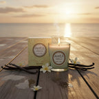 Bougie parfumée Tahiti Candles Vanilla 80g en pot de verre avec gousses de vanille et fleurs de tiaré au coucher soleil
