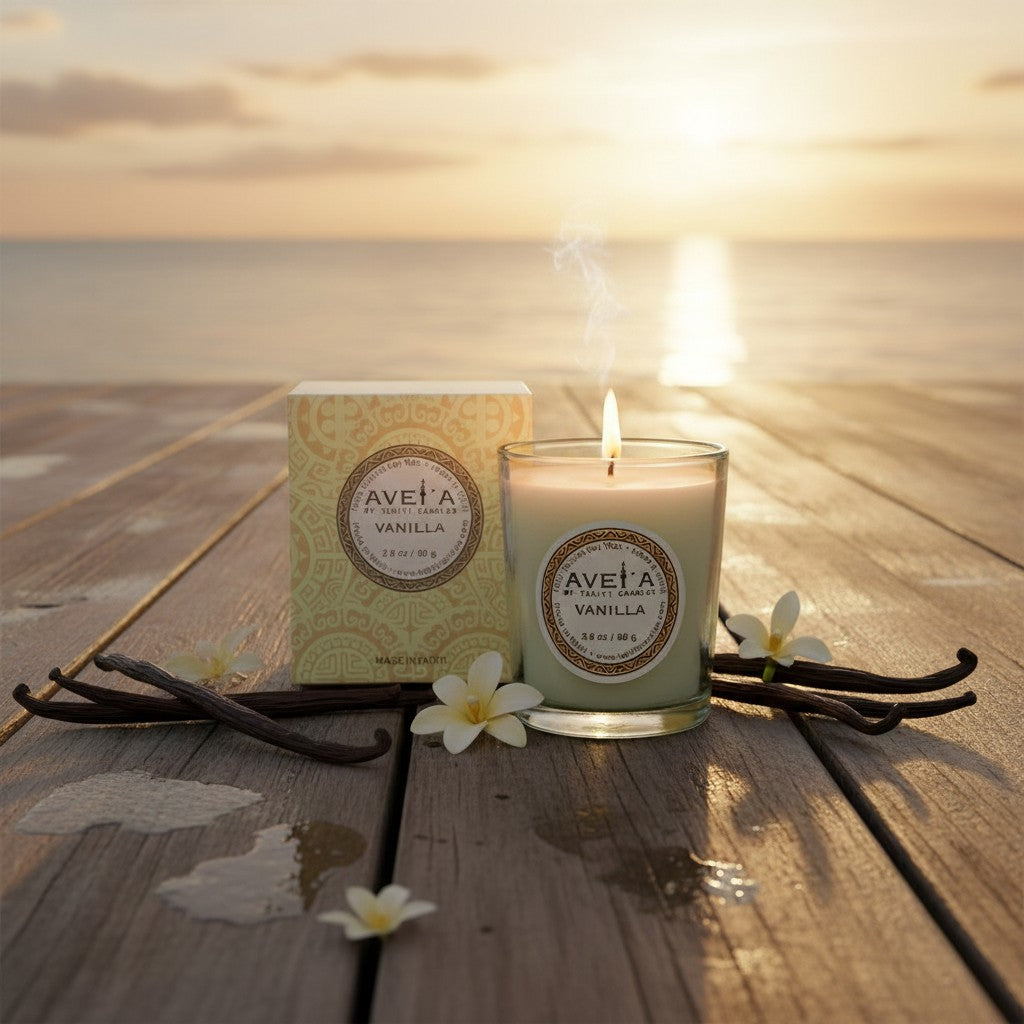 Bougie parfumée Tahiti Candles Vanilla 80g en pot de verre avec gousses de vanille et fleurs de tiaré au coucher soleil
